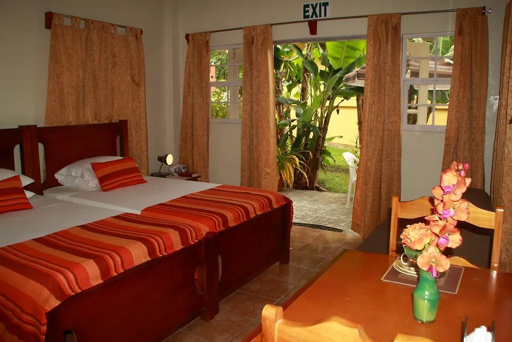 Bed & Breakfast Green Haven Cottage Les Coteaux
